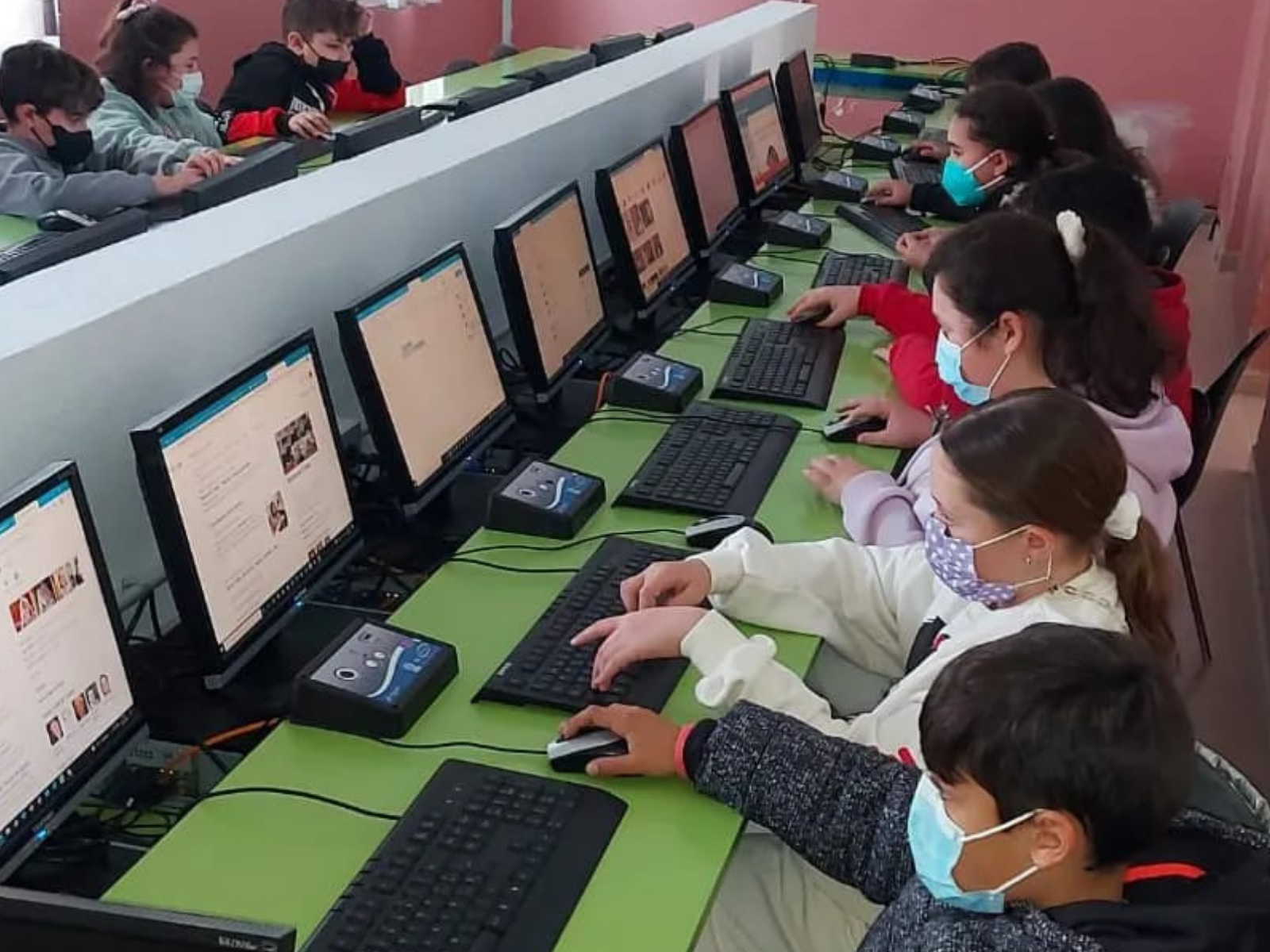 Niños sala informática